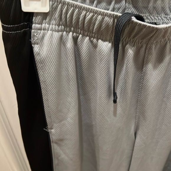 Size large Old Navy, active lightweight performance pants, and light grey - Picture 6 of 8